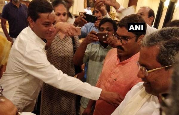 हैदराबाद पहुचे पूर्व सीएम सिद्धारमैया, कांग्रेस नेताओं की अहम् बैठक Former CM Siddaramaiah reached Hyderabad for meeting with Congress leaders