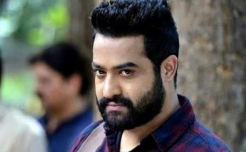 एक सड़क हादसे में इस सुपरस्टार के पिता की हुई मौत