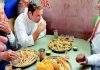 क्या सच में राहुल गाँधी ने खाया नॉन-वेज, जानिये वायरल हो रही खबर की सच्चाई has rahul gandhi eaten non veg