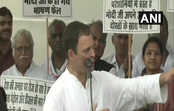 देश जिन मुद्दों में जवाब चाहता है, मोदी उसमे चुप रहते है: राहुल गाँधी