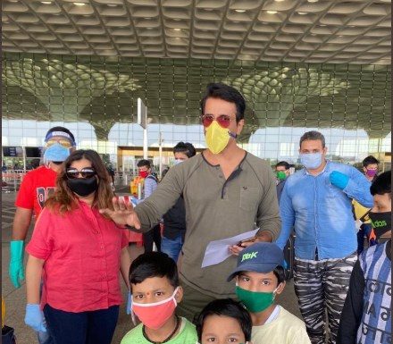 सोनू सूद के नाम पर मांगे जा रहे हैं श्रमिकों से पैसे, अभिनेता ने शेयर किया स्क्रीनशॉट Actors share screenshot of money being demanded from workers in the name of Sonu Sood